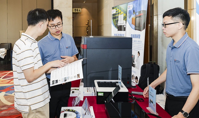 銷售總經(jīng)理為客戶展示商品，耐心答疑解惑