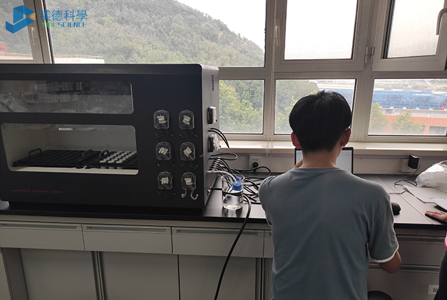 工程師對DS-72全自動(dòng)石墨消解儀現(xiàn)場安裝